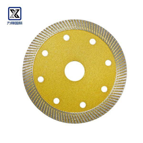 Wellenzahnsteinschneidende Klinge